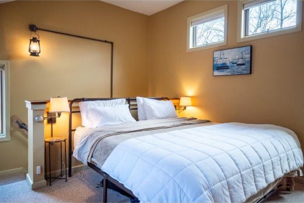 Cozy Kettlebrook 2BR: Ski Access, Fireplace & Deck