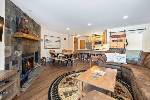 Cozy Mountain-Style Condo Near the Slopes