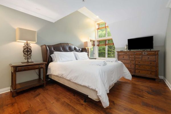Inviting Ski-In/Ski-Out Condo at Okemo +Hot Tub