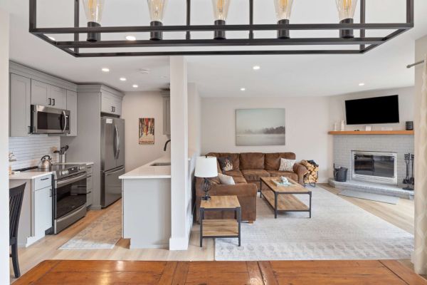 Okemo Ski-In/Ski-Out: Modern, Cozy 2-BR Retreat